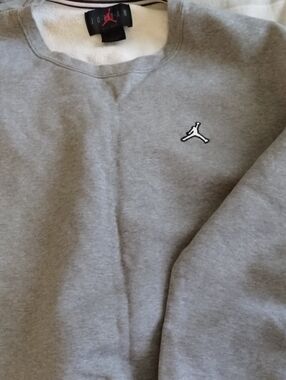 Men's Casual Jordan Sweatshirt in Gray with Subtle Logo